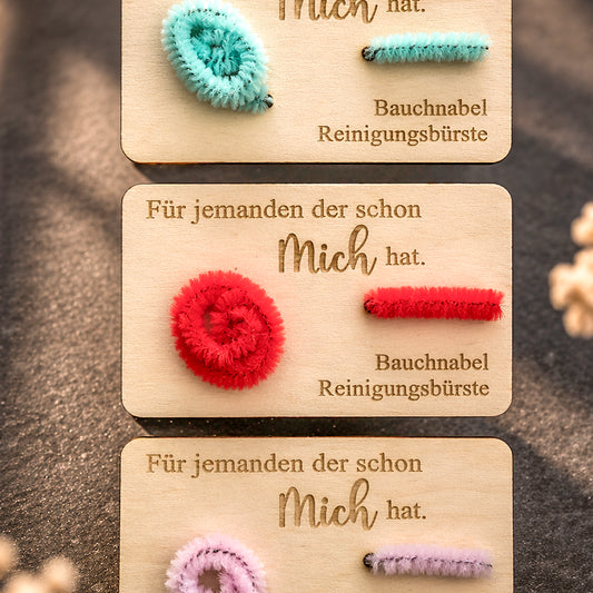 Bauchnabel Reinigungsbürste auf Holzkarte - Geschenk für jemanden der schon alles hat