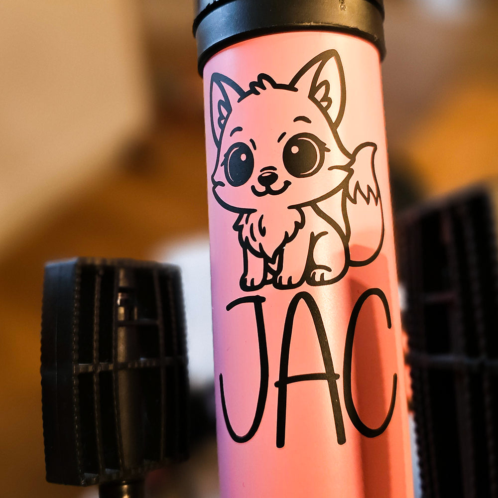 Fahrrad-Steuerrohr mit rosa Vinyl-Aufkleber, Fuchs-Motiv und dem Namen ‚JAC‘ in schwarzer Schrift