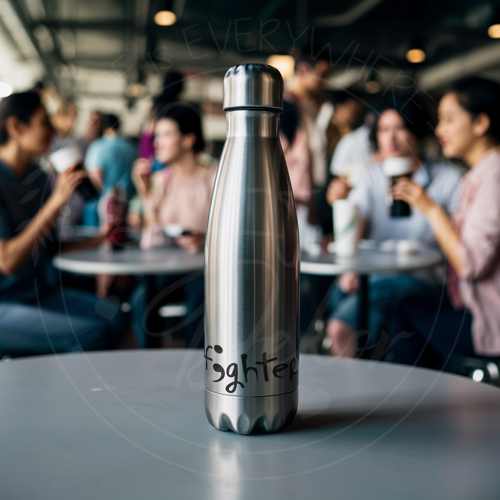 Edelstahl-Trinkflasche mit dem Schriftzug ‚f;ghter‘ auf einem Tisch in belebter Café-Umgebung