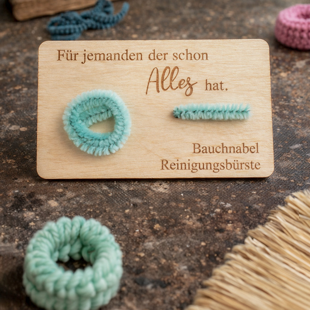 Bauchnabel Reinigungsbürste auf Holzkarte - Geschenk für jemanden der schon alles hat