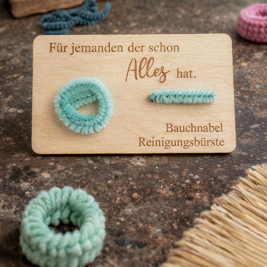 Bauchnabel Reinigungsbürste auf Holzkarte - Geschenk für jemanden der schon alles hat