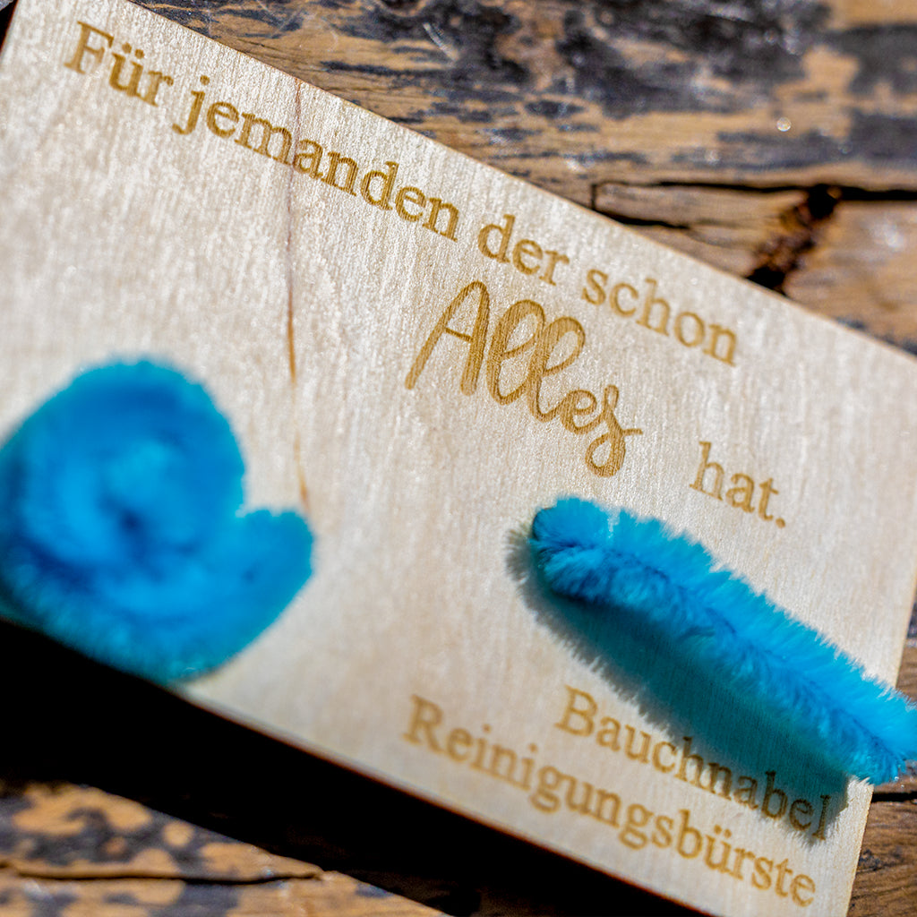 Bauchnabel Reinigungsbürste auf Holzkarte - Geschenk für jemanden der schon alles hat