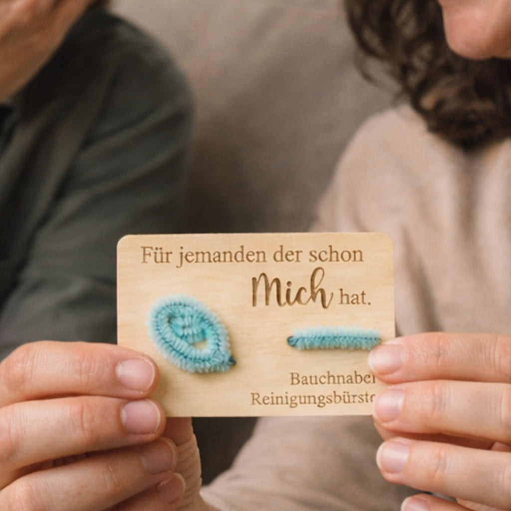 Bauchnabel Reinigungsbürste auf Holzkarte - Geschenk für jemanden der schon alles hat