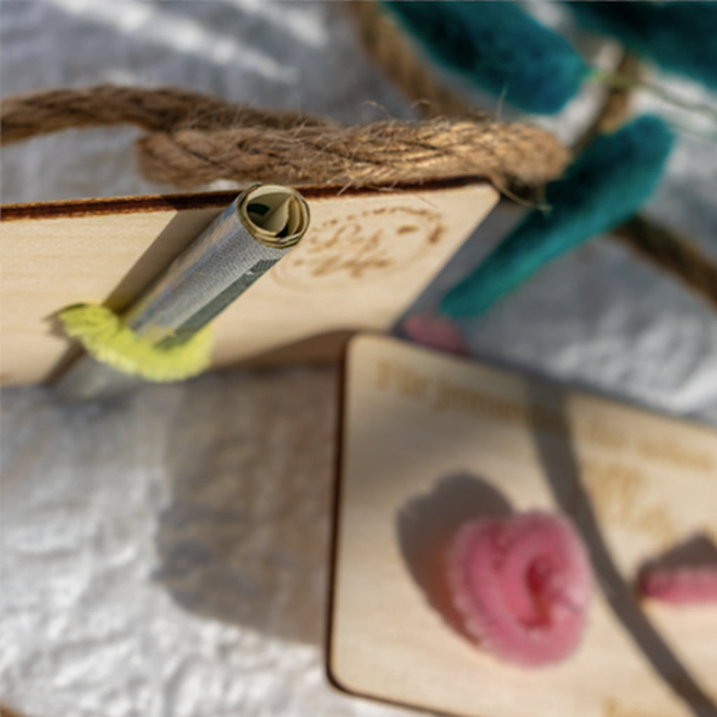 Bauchnabel Reinigungsbürste auf Holzkarte - Geschenk für jemanden der schon alles hat