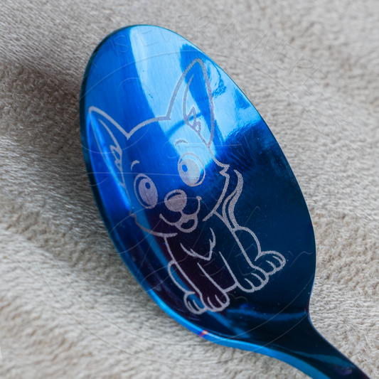 Blauer Kinderlöffel mit Lasergravur eines niedlichen Hundemotivs, personalisierbares Geschenk für Kinder
