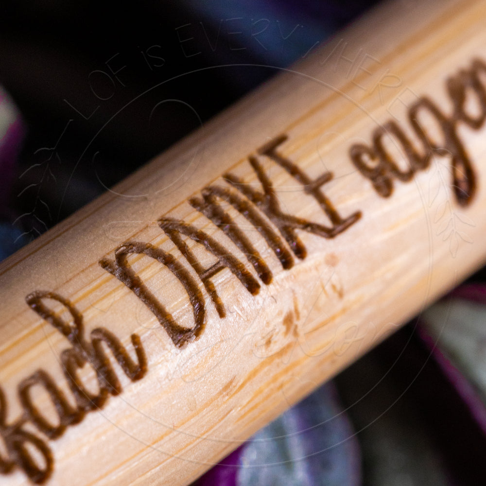 Detailaufnahme eines Bambus-Kugelschreibers mit lasergraviertem Danke