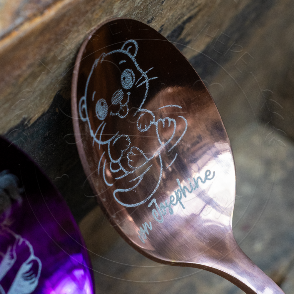 Roségoldfarbener Kinderlöffel mit lasergraviertem Otter-Motiv und Herz, Detailaufnahme