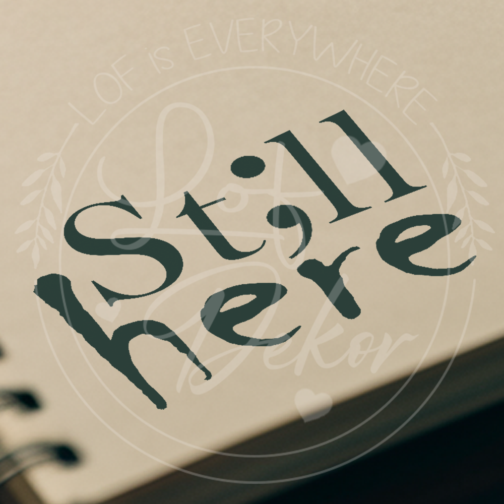 Schriftzug ‚St;ll here‘ als emotionales Statement gegen Depressionen, minimalistisches Design