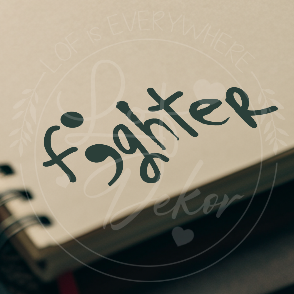 Handgeschriebener Schriftzug ‚f;ghter‘ auf hellem Hintergrund, symbolisches Motiv für innere Stärke