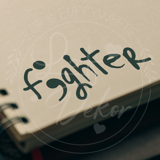 Handgeschriebener Schriftzug ‚f;ghter‘ auf hellem Hintergrund, symbolisches Motiv für innere Stärke