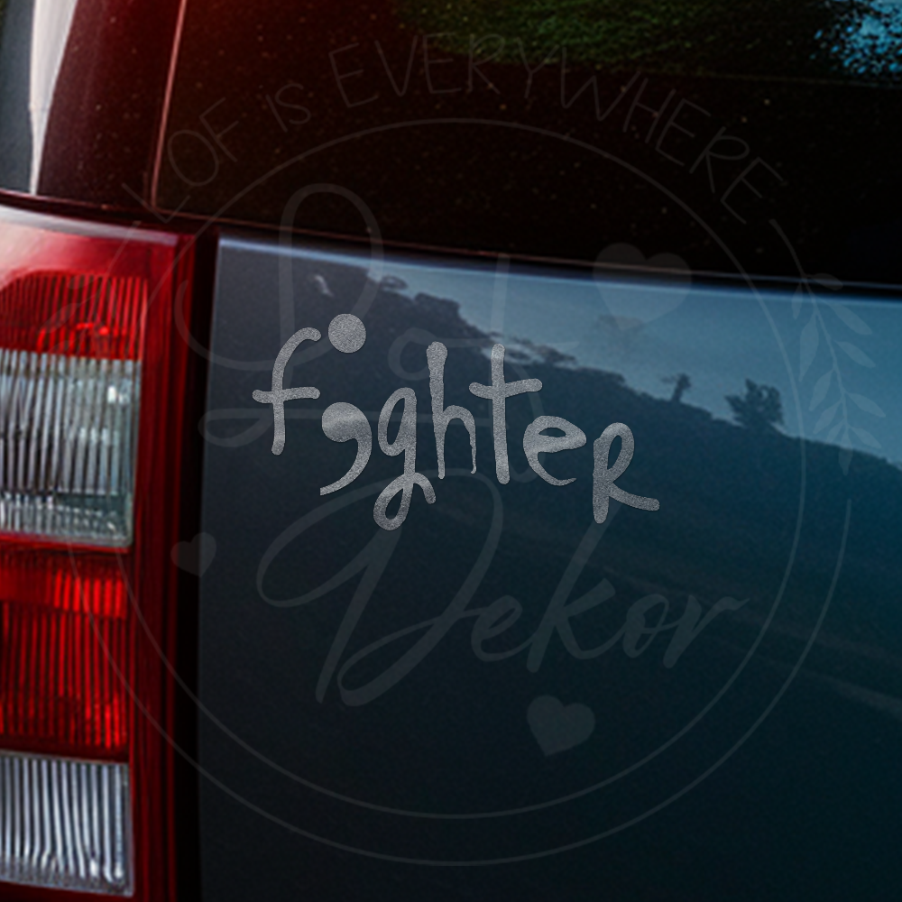 Vinyl-Aufkleber mit dem Schriftzug ‚f;ghter‘ auf der Heckklappe eines dunklen Autos